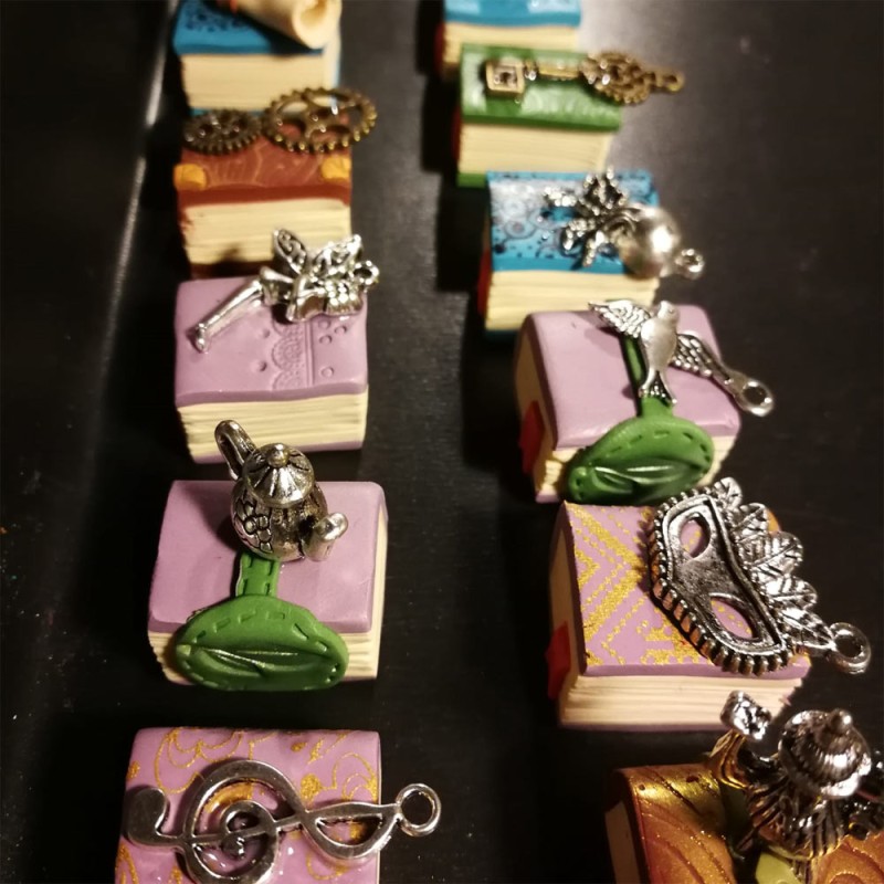 Infusore con decorazione fatta a mano Libro