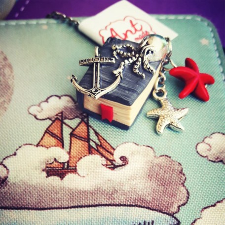 Infusore con decorazione fatta a mano Libro