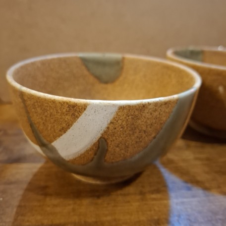 Ciotola per tè Matcha beige "macchie di colore"